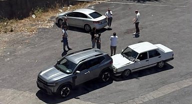 Araç taşıyıcı tırdan indirilen otomobil park halindeki araca çarptı