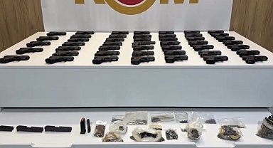 Aracın döşeme içlerine gizlenen 47 tabanca ele geçirildi