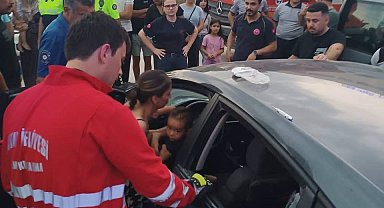 Araçta kilitli kalan çocuk camın kırılmasıyla kurtarıldı