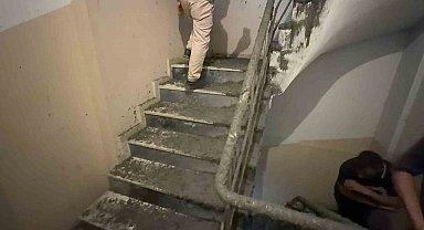 Arnavutköy'de inşaatta beton dökülürken 6 katlı binanın duvarı patladı: Yüzlerce kilo beton bina içerisine doldu