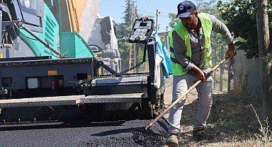 Asfalt işçilerinin kavurucu sıcakta mesaisi sürüyor