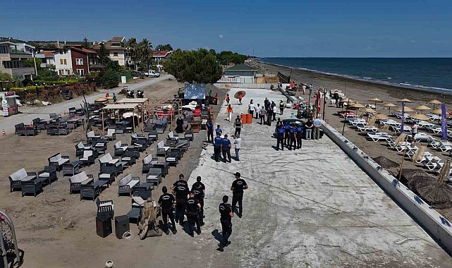 Atakum sahilinde işgal denetimi: Kumsaldaki masa, sandalye ve şezlonglar kaldırıldı