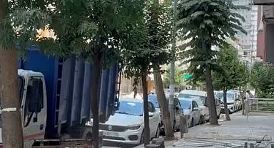 Avcılar'da binanın parçalarını söküp tedbirsiz sokağa attılar