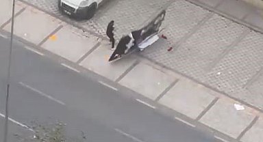 Avcılar'da fırtına sırasında uçan reklam panosu bir vatandaşın üzerine düştü