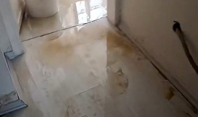 Avcılar'da İSKİ borusu patladı, evi su bastı