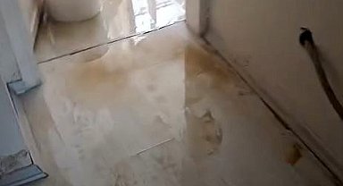 Avcılar'da İSKİ borusu patladı, evi su bastı