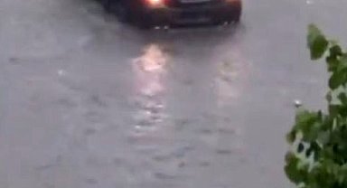 Avrupa yakasında sağanak etkili oldu: Yollar göle döndü, araçlar suda ilerleyemedi