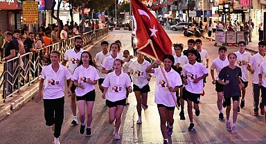 Ay yıldızlı sancak Manisa sokaklarında elden ele taşındı