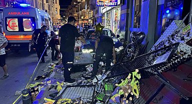 Aydınlatma direğine çarpan otomobil kaldırıma çıktı: 4 yaralı