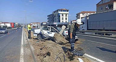 Bafra'da otomobil aydınlatma direğine çarptı, sürücü yaralandı