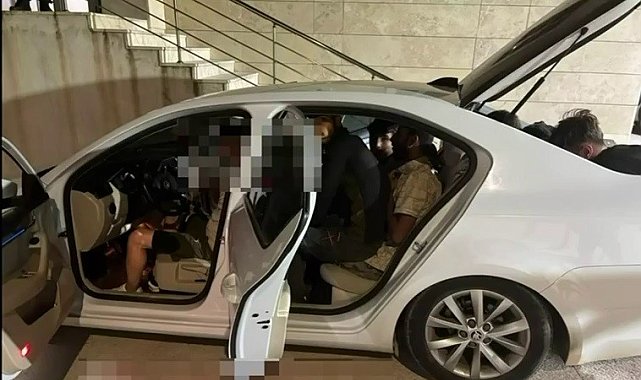 Bagajına 3 kişi bindirdiği otomobile 9 göçmen sığdıran insan tacirine 102 bin TL ceza