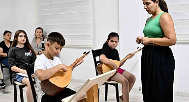 Bağlamanın sesi Değirmenönü'nde yankılanıyor