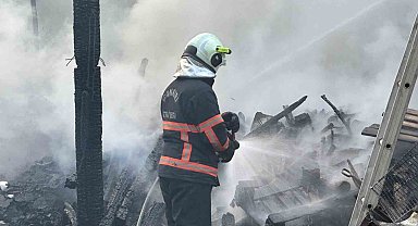Bahçede çıkan yangın kömürlüğü küle çevirdi