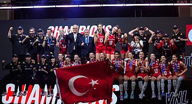 Bakan Bak'tan Milletler Ligi şampiyonu Filenin Sultanları'na tebrik