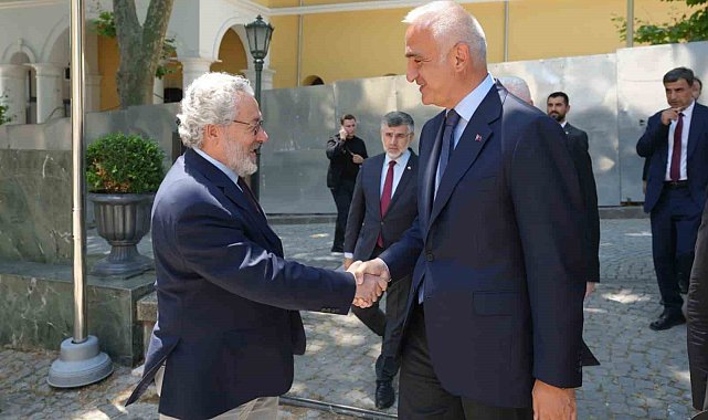 Bakan Ersoy, İslam Kültür, Sanat ve Tarih Araştırma Merkezi'nin çalışmalarını inceledi