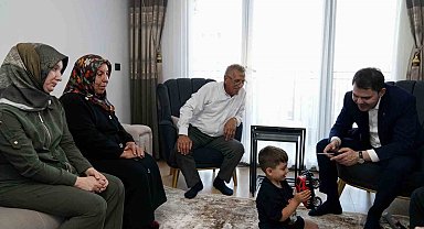 Bakan Kurum'dan depremzede Yusuf ve dedesine ziyaret