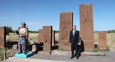 Bakan Yardımcısı Demiralp, Ahlat'ta Selçuklu Mezarlığı'nı ziyaret etti
