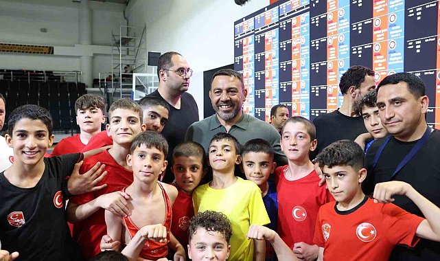 Bakan Yardımcısı Yerlikaya, Türkiye Minikler Güreş Şampiyonası'nı takip etti