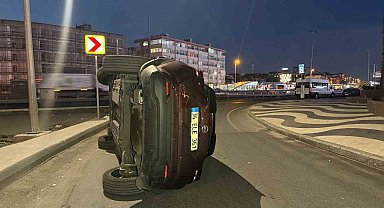 Bakırköy'de otomobil refüje çarpıp devrildi: 1 yaralı