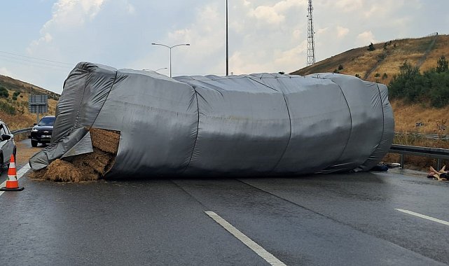 Balıkesir'de saman yüklü tır devrildi, otoyol trafiğe kapandı