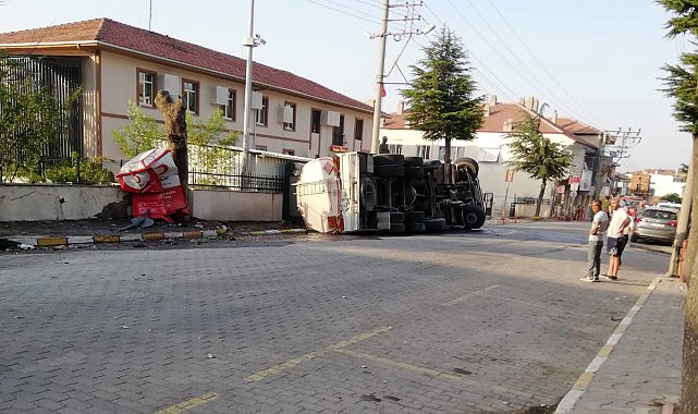 Balya'da akaryakıt dolu tanker devrildi
