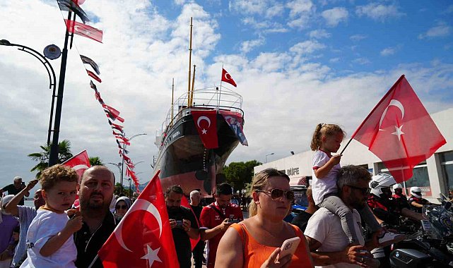 Bandırma Vapuru karadan yürütülerek yeni yerine taşındı: Mehter marşı ile karşılandı