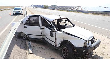 Bariyerlere çarpan otomobil iki büklüm oldu: 1 yaralı