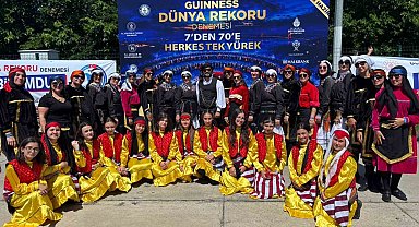 Başiskele halk oyunları ekibi, 7 bin 774 kişilik horon rekoruna ortak oldu