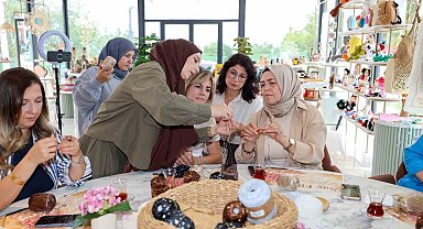 Başiskele'de kadınlar en trend aksesuarı üretiyor