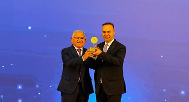 Başkan Büyükkılıç, Türkiye'de ilk olan RES projesiyle Bakan Kacır'ın elinden ödül aldı
