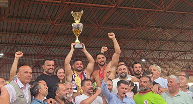 Başpehlivan Erkan Taş, altın kemerini taktı