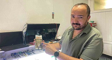 Bataryası değiştirilmek istenen cep telefonu bir anda alev aldı