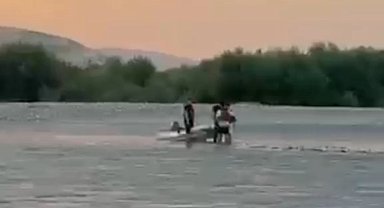 Batman'da suda mahsur kalan 2 kişi dalgıç ekiplerince kurtarıldı