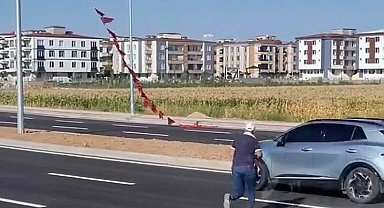Batmanlı işçi yerdeki Türk bayrağını alıp, boyunun yettiği en yüksek noktaya astı