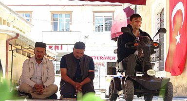 Bayburtlu genç akülü tekerlekli sandalyesiyle cemaatle saf tutuyor: "Allah'ın huzuruna gitmeye hiçbir engel yoktur"