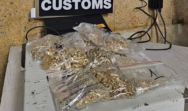 Beyan edilmeyen 395,49 gram altın takılar gümrüğe takıldı