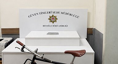 Beyoğlu'nda bisiklet çalan hırsız kamerada