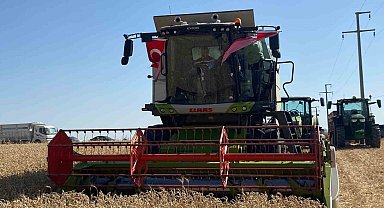 Biçerdöver kullanan Eskişehir Valisi Yılmaz: "Valiniz ne güzel çiftçilik yapıyor"