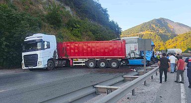 Bilecik'te aynı istikamette seyreden 2 tır çarpıştı, 1 kişi yaralandı