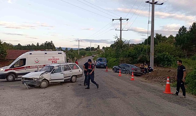 Bilecik'te iki otomobil çarpıştı: 10 yaralı