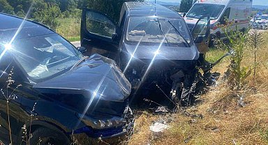 Bilecik'te iki otomobil kafa kafaya çarpıştı: 2 yaralı