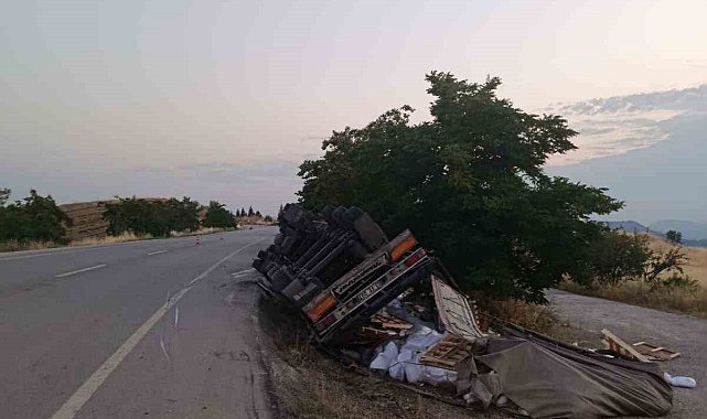 Bilecik'te yan yatan tırın sürücüsü yaralandı