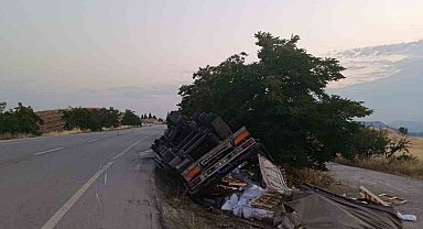 Bilecik'te yan yatan tırın sürücüsü yaralandı