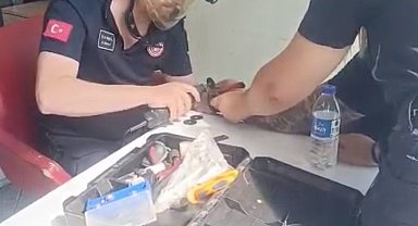 Bileğinde sıkışan kelepçe itfaiyenin müdahalesiyle çıkartıldı