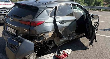 Bingöl'de otomobil bariyerlere çarptı: 2 yaralı