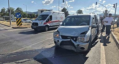 Bingölde iki hafif ticari araç çarpıştı: 2 yaralı