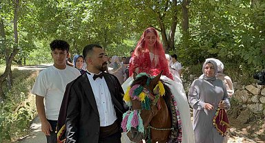 Bitlis'te atlı gelin geleneği renkli görüntüler oluşturdu