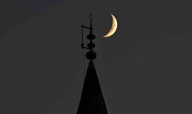 Bitlis'te gökyüzündeki hilal ile minaredeki hilal aynı karede