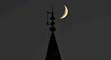 Bitlis'te gökyüzündeki hilal ile minaredeki hilal aynı karede