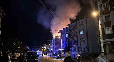 Bolu'da apartmanda çıkan yangında alevler geceyi aydınlattı: Patlama sesleri paniğe neden oldu